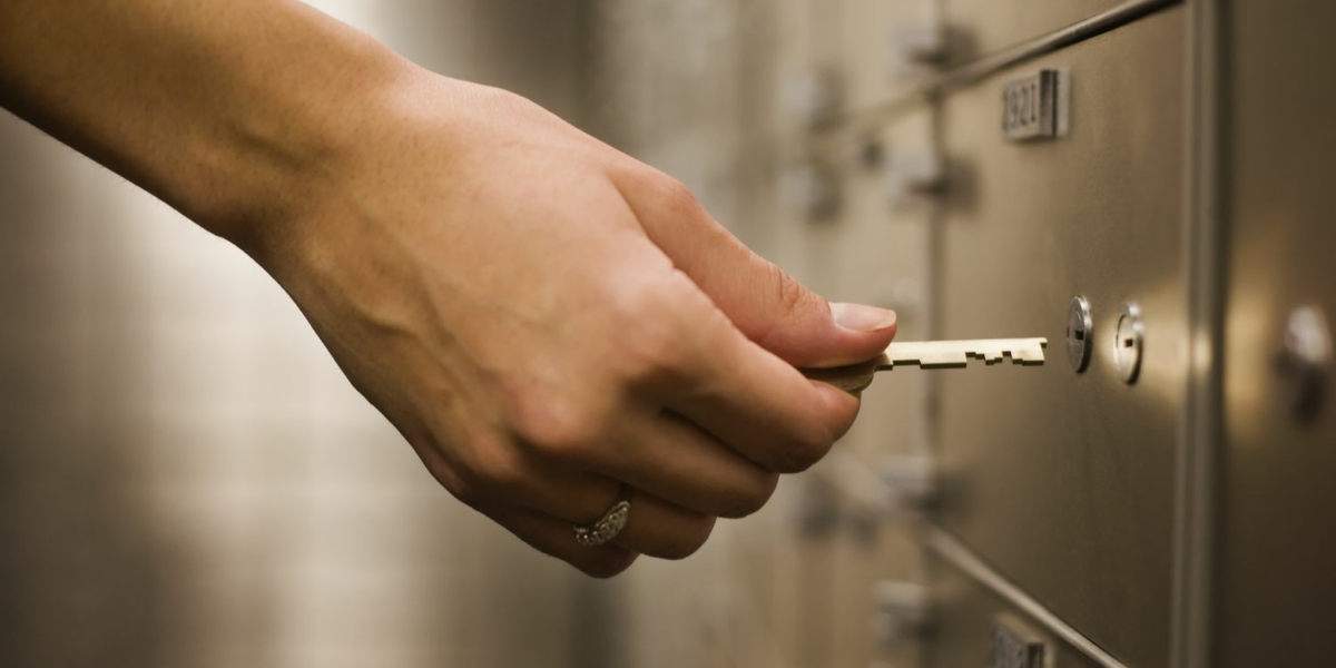 woman-s-hand-holding-key-to-safety-deposit-box-sb10065616j-001-7a2de4c5153b44a9ac9eec562f1fdbcf